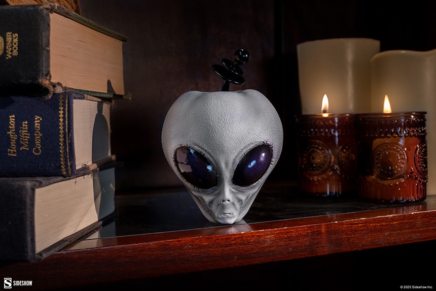 imgi_16_sideshow-collectibles-sideshow-originals-alien-apple-replica-gallery-68f903f389ffc.jpg