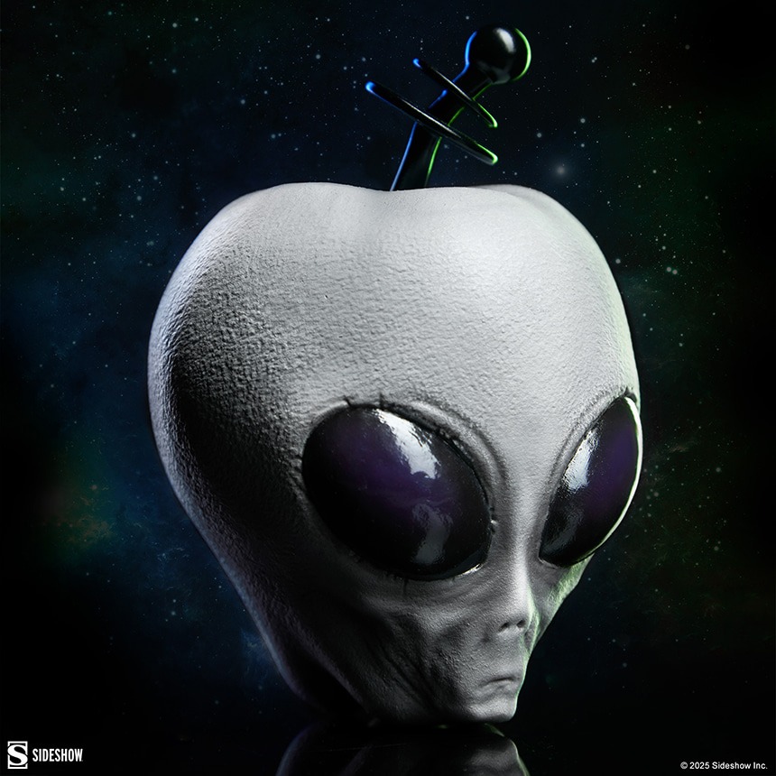 imgi_17_sideshow-collectibles-sideshow-originals-alien-apple-replica-gallery-68f903f46d06f.jpg