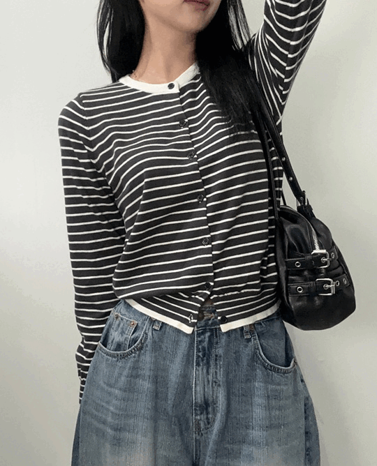 251016_gif_라운드넥 스트라이프 단추 가디건.gif