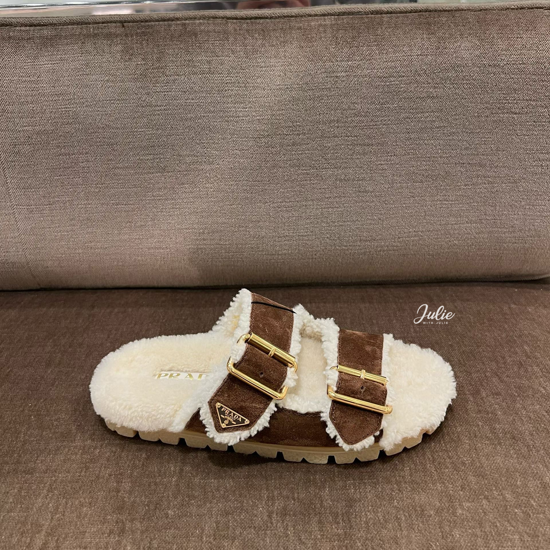 [PRADA] 프라다 여성 스웨이드 앤 시어링 슬라이드 샌들 1XX775