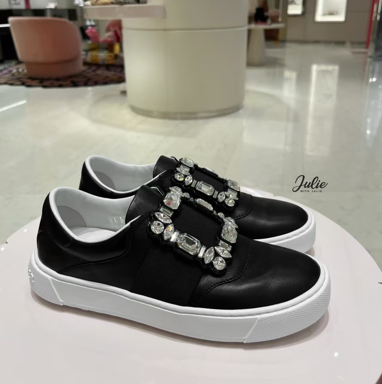[Roger Vivier] 로저비비에 베리 비비에 스트라스 버클 슬립온 스니커즈 , 블랙