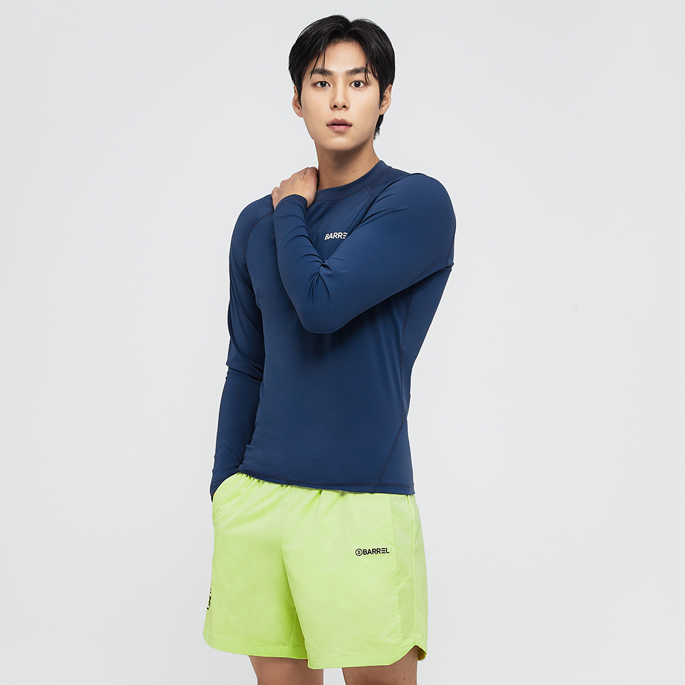 배럴 맨 에센셜 스탠다드핏 래쉬가드 칼리지네이비