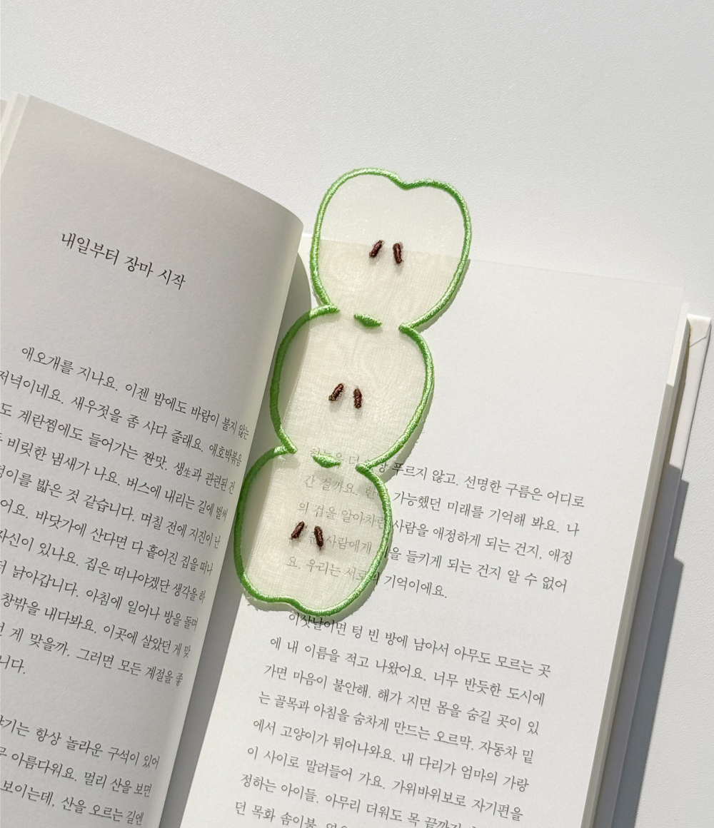 청사과 자수 책갈피