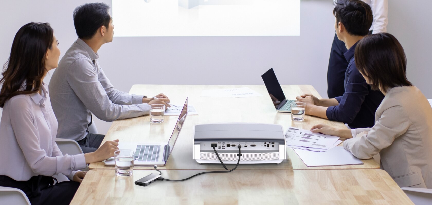 belkin-AVC007-usb-c-5-in-1-adapter-laptop-connected-to-projector-in-meeting-v01-r01-1680x800-us.jpg.jpg