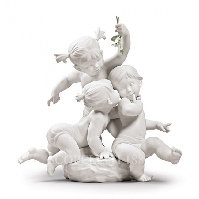 LLADROE 야드로 Kiss under the mistletoe Children Figurine LladrOE Lladro Kiss under the mistletoe Children Figurine 01929