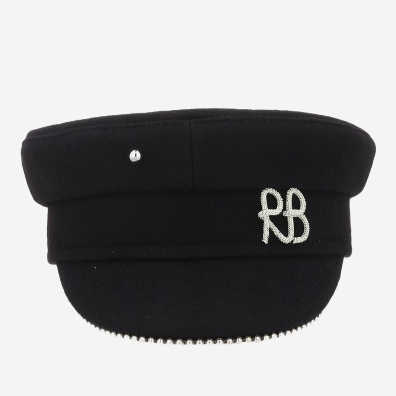 루슬란바진스키 모노그램 배지 보이햇 KPC033PF26 WPRSCHASIRBBLACK