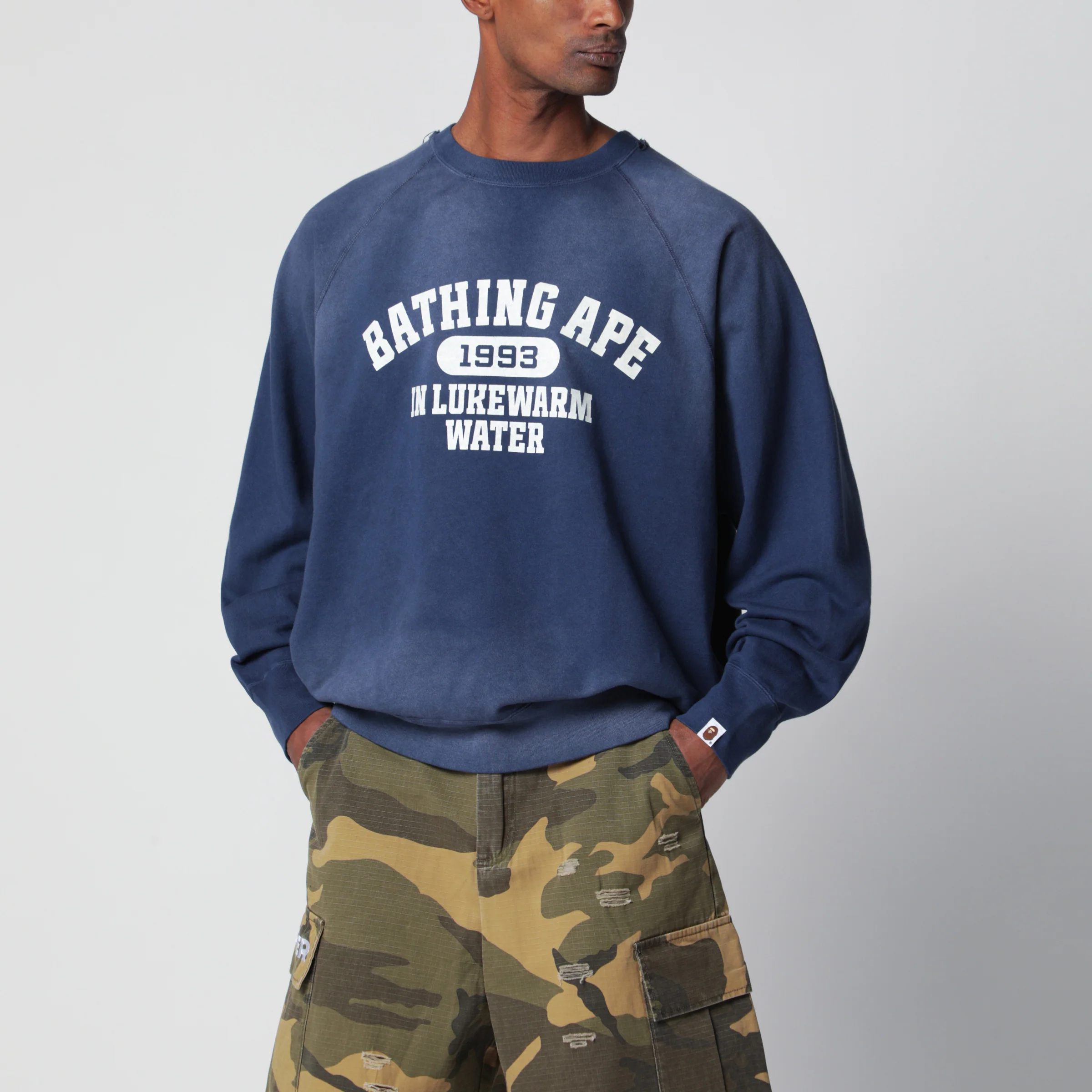 베이프 Faded logo 프린트 스웨트셔츠 남성 블루 26SS 001SWM301001MCONA