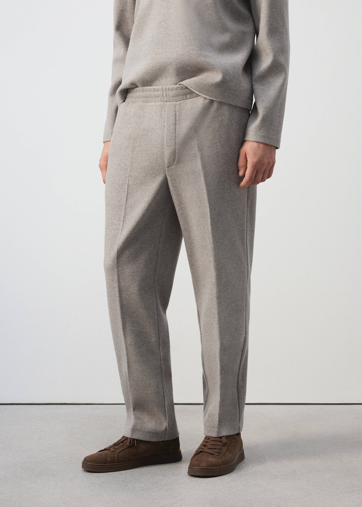 망고 레귤러핏 센터프레스 조거 팬츠 37037915_06 GRIS CLARO/PASTEL