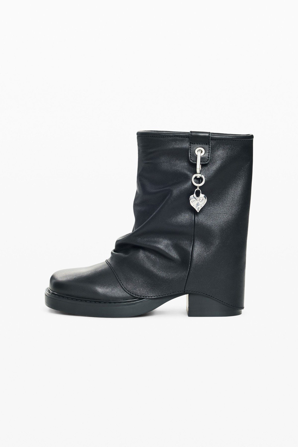 데시구알 하트 참 레더 첼시 앵클 부츠 26WSTL022000 BLACK