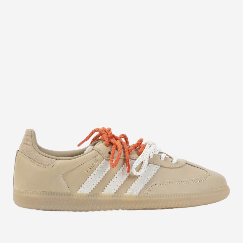 아디다스 스웨이드 효과 로우탑 스니커즈 KI8140 BEIGE