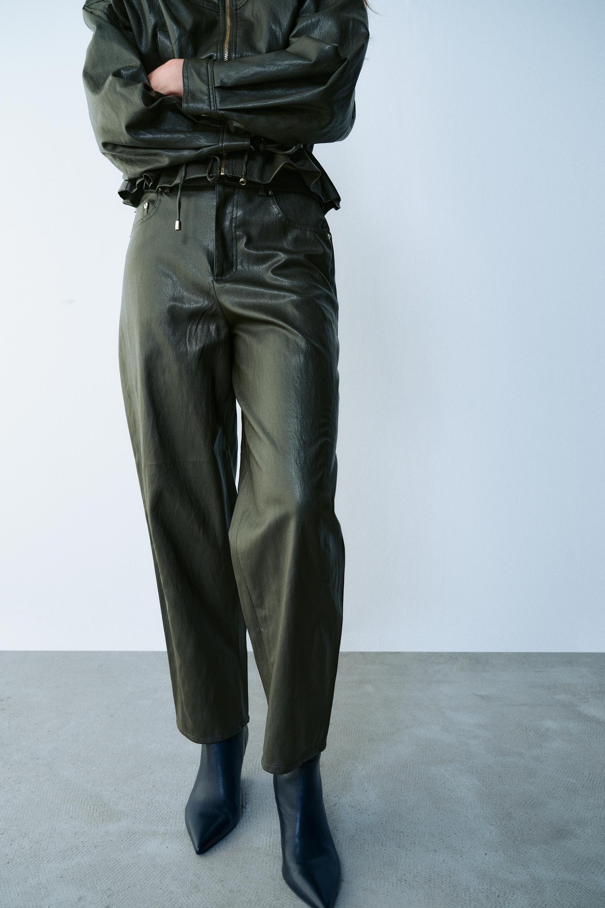 자라 레더 이펙트 배럴 팬츠 4745/229/507 DARK KHAKI