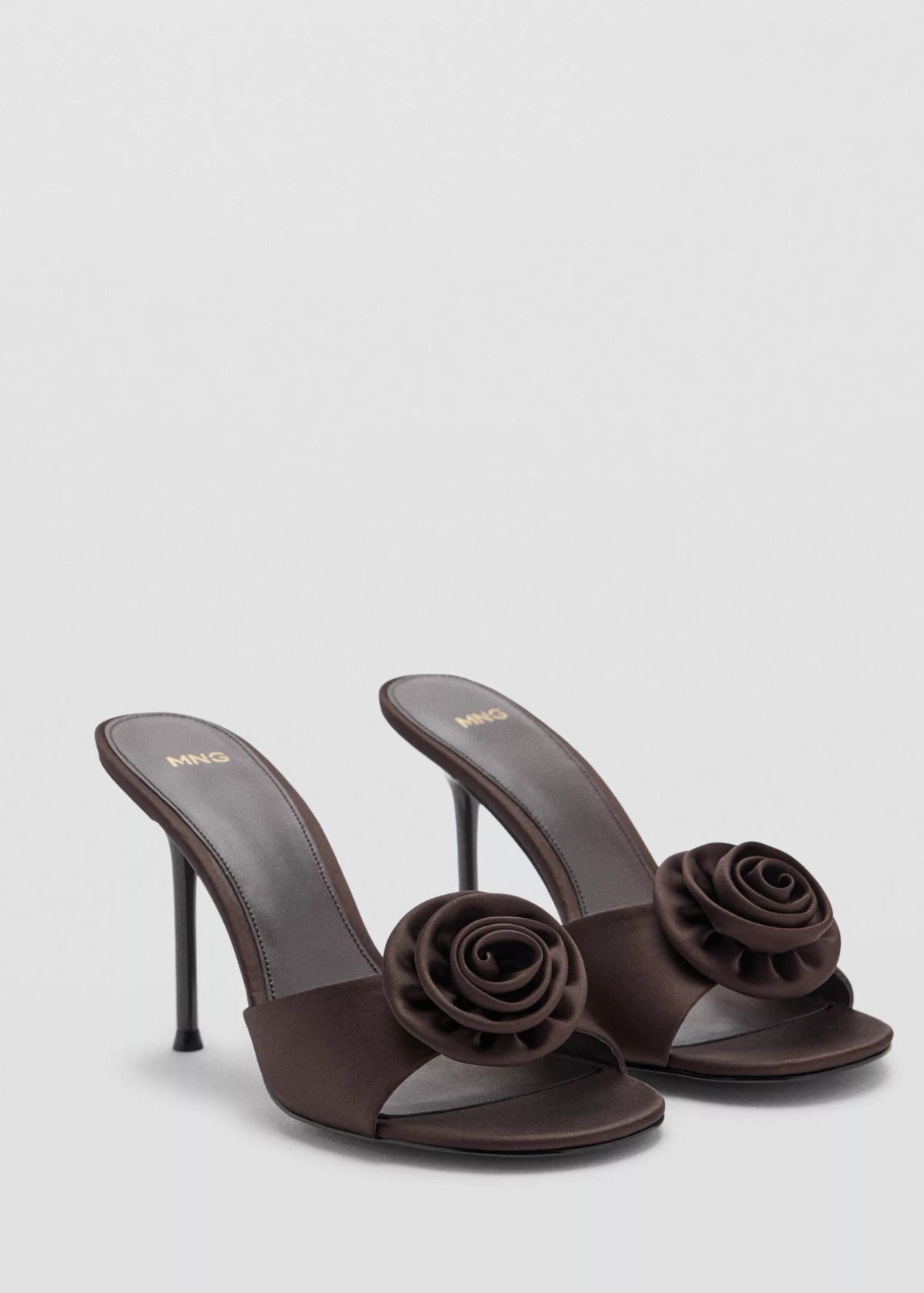 망고 새틴 플라워 스틸레토 샌들 37057788_32 CHOCOLATE